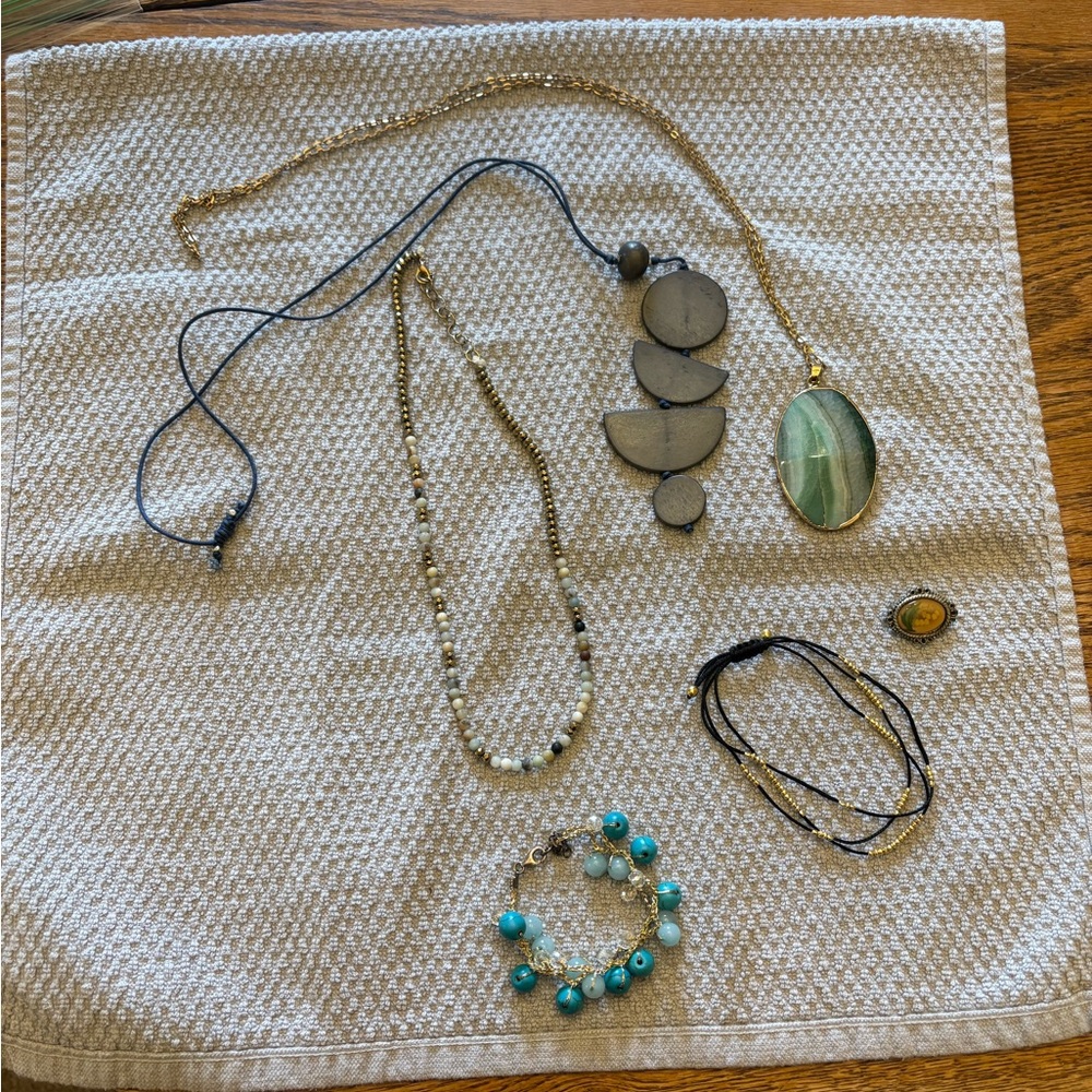 Chic Jewelry Set with Turquoise and Gold Tones